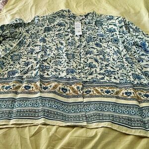 BLOUSE, 100% SILK, CREAM WITH BLUES/WHITE/GOLD, SIZE 26, QUALITY DETAILS, BUTTON